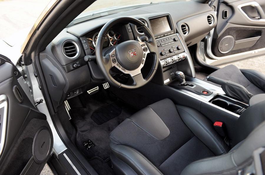  Nissan GT-R 2010 года  (фото 18 из 44)